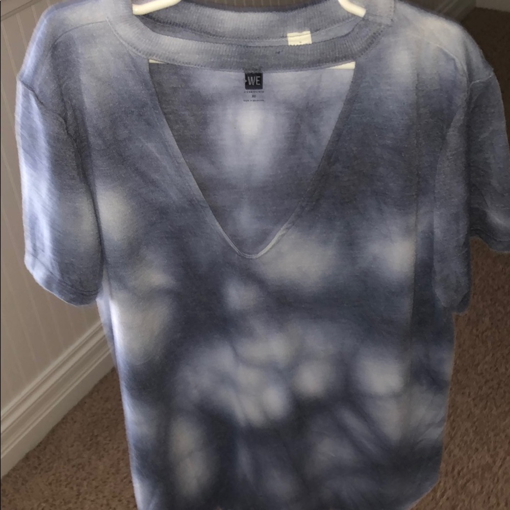 Choker-Cutout blue and white shirt